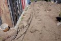 Leitungen fuer die Gartenbewaesserung werden eingegraben.jpg