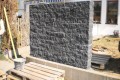 eine Mauer mit Betonelementen entsteht.JPG